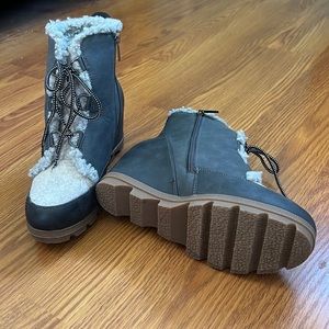 Maurice’s grey winter wedges size 10